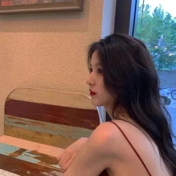 就这样，我们把金鱼放入了泳池